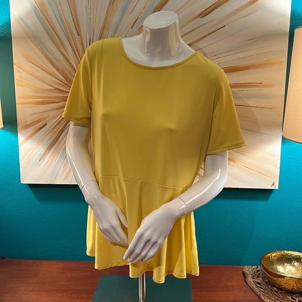Beige by eci Yellow Short Sleeve Peplum Top